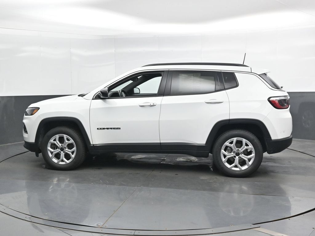 Used 2025 Jeep Compass Latitude AWD/4WD image 8