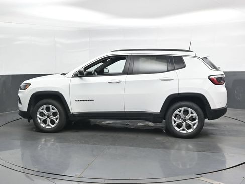 Used 2025 Jeep Compass Latitude AWD/4WD image 8