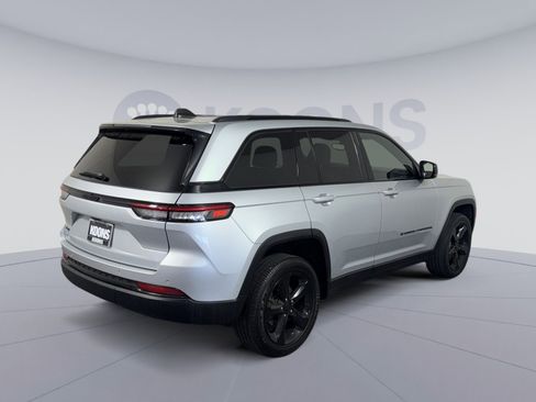 Used 2023 Jeep Grand Cherokee Altitude AWD/4WD image 7