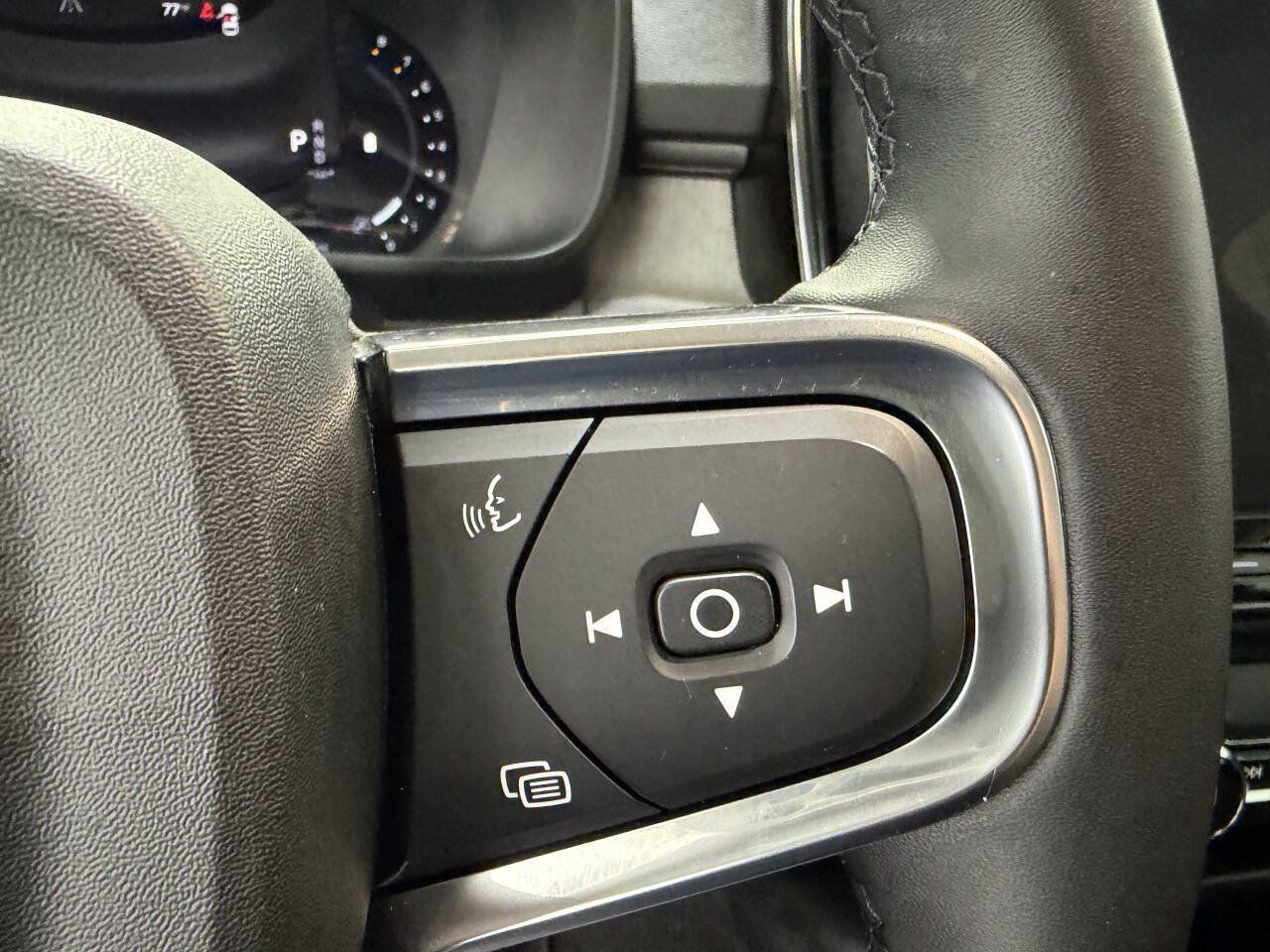 Used 2023 Volvo XC40 B4 Core FWD image 16