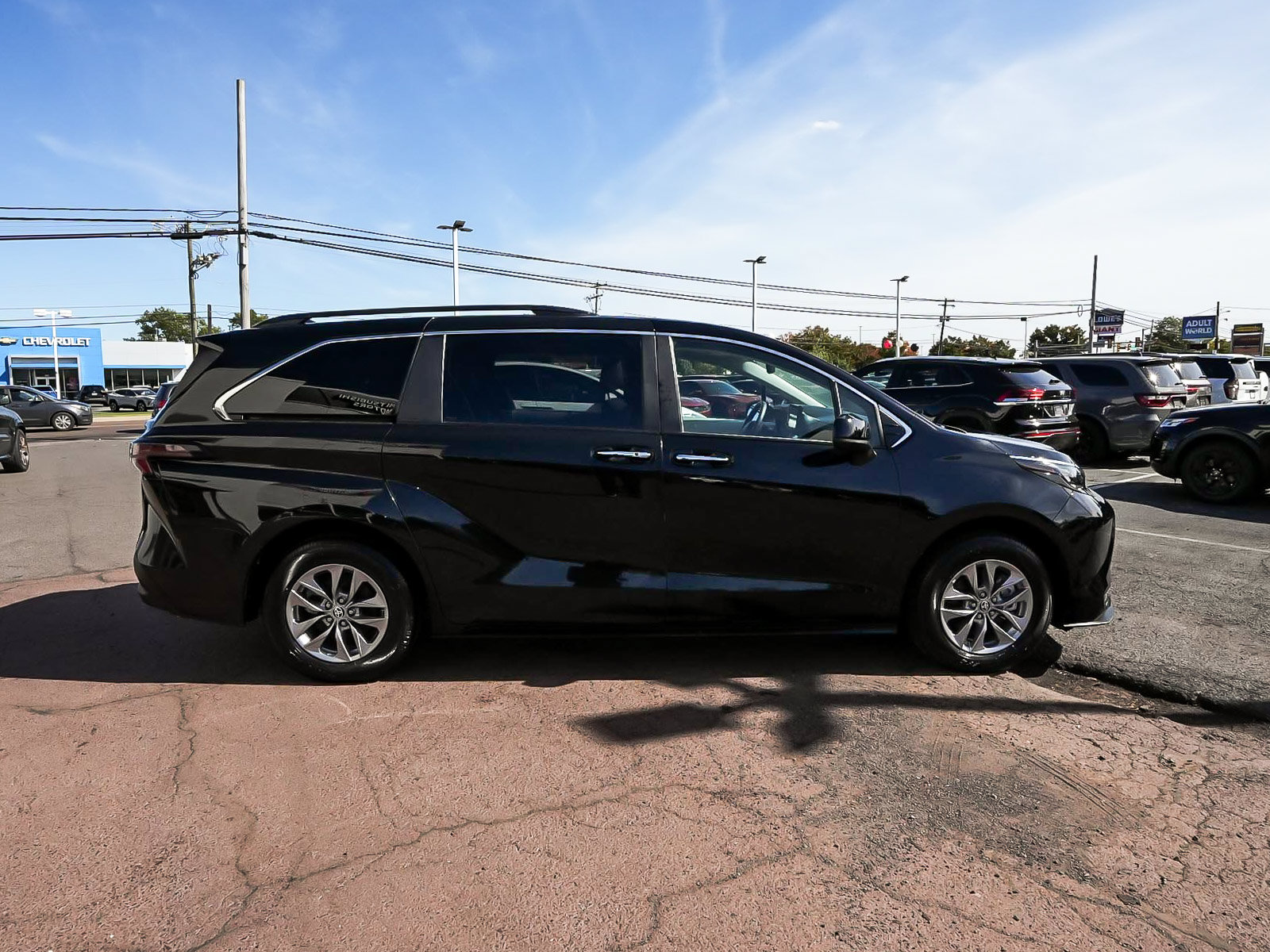 Used 2025 Toyota Sienna XLE FWD image 7