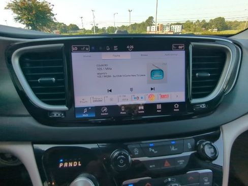 Used 2024 Chrysler Pacifica Touring-L FWD image 12