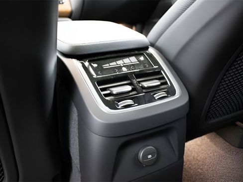 Certified 2025 Volvo XC90 T8 Plus image 30