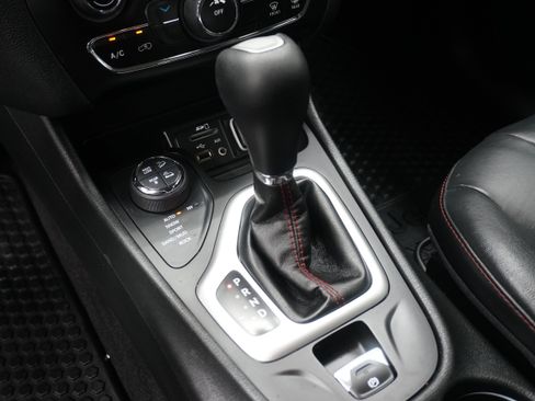 Used 2015 Jeep Cherokee Trailhawk w/ Leather Interior Group AWD/4WD image 21