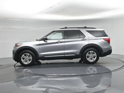 Certified 2021 Ford Explorer XLT w/ Equipment Group 202A AWD/4WD image 35
