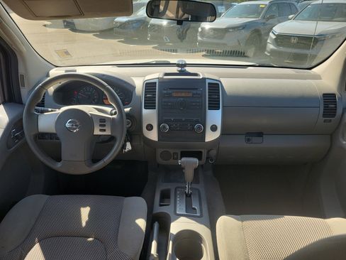 Used 2011 Nissan Frontier SV image 15