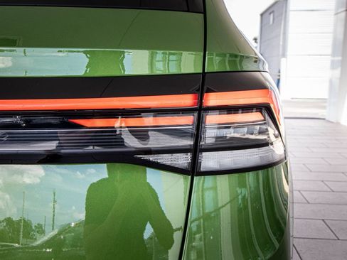Used 2025 Volkswagen Taos SE FWD image 16