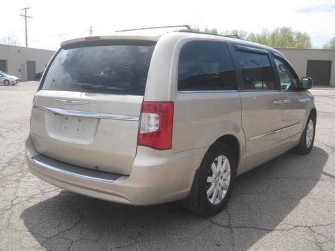 Used 2014 Chrysler Town & Country Touring FWD image 5