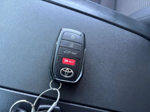 Used 2025 Toyota Highlander LE FWD image 22