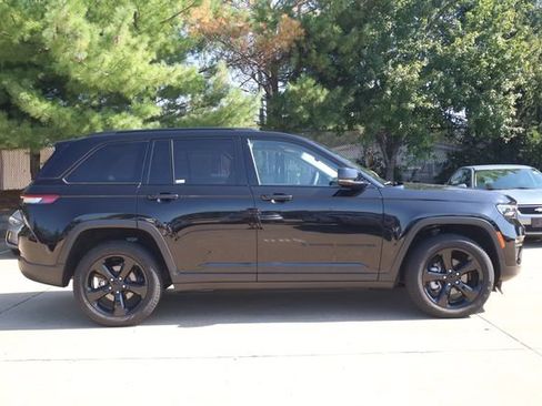 Used 2023 Jeep Grand Cherokee Limited w/ Black Appearance Package AWD/4WD image 4