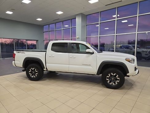 Used 2017 Toyota Tacoma TRD Off-Road w/ Premium & Technology Package image 5