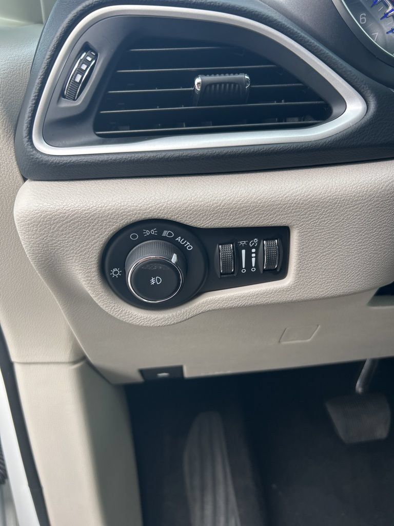 Used 2023 Chrysler Pacifica Touring-L FWD image 29