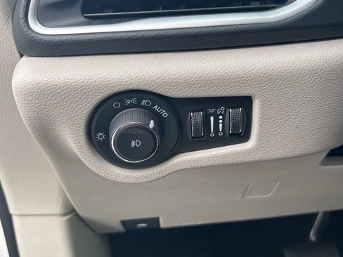 Used 2023 Chrysler Pacifica Touring-L FWD image 29