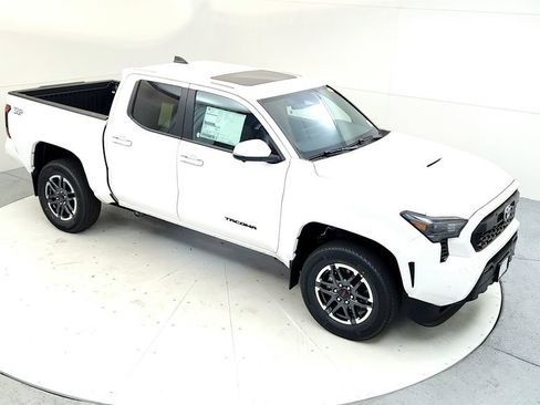 Used 2024 Toyota Tacoma TRD Sport w/ TRD Sport Premium Package AWD/4WD image 16