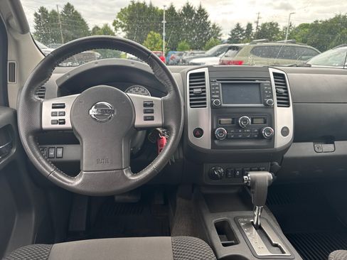 Used 2015 Nissan Frontier PRO-4X w/ Pro-4x Graphics Package AWD/4WD image 2