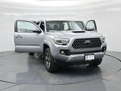 Used 2018 Toyota Tacoma TRD Sport w/ Technology Package image 22