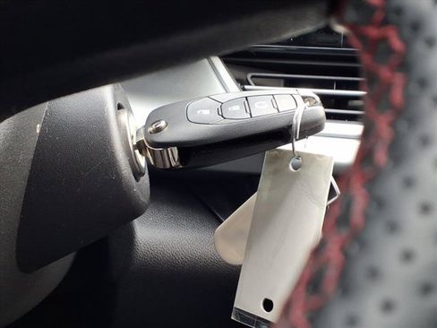 Used 2024 Chevrolet Trax RS w/ Sunroof Package image 16