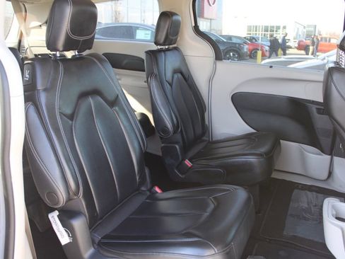 Used 2023 Chrysler Pacifica Touring-L image 22