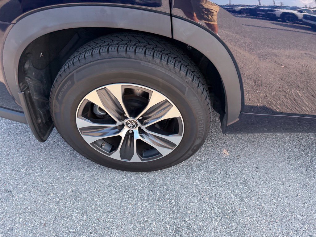 Used 2022 Toyota Highlander XLE AWD/4WD image 5