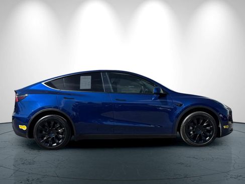 Used 2022 Tesla Model Y Long Range AWD/4WD image 3