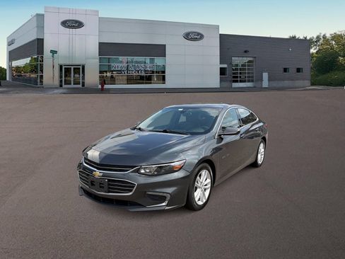 Used 2017 Chevrolet Malibu LT w/ Leather Package FWD image 4