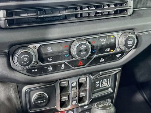 Used 2025 Jeep Wrangler Unlimited Rubicon AWD/4WD image 16