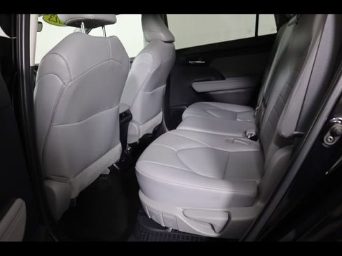 Used 2023 Toyota Highlander XLE image 14