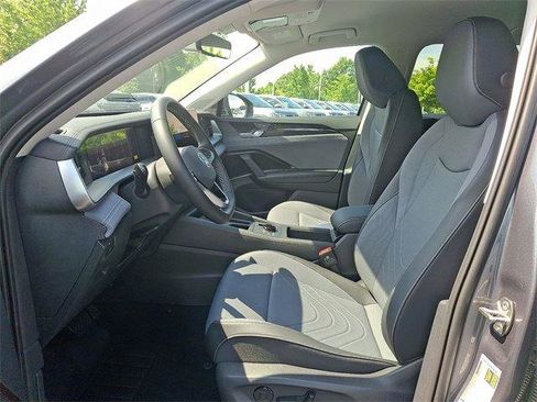 New 2025 Volkswagen Tiguan SE image 10