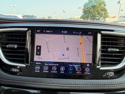Used 2018 Chrysler Pacifica Limited w/ Advanced Safetytec Group FWD image 17