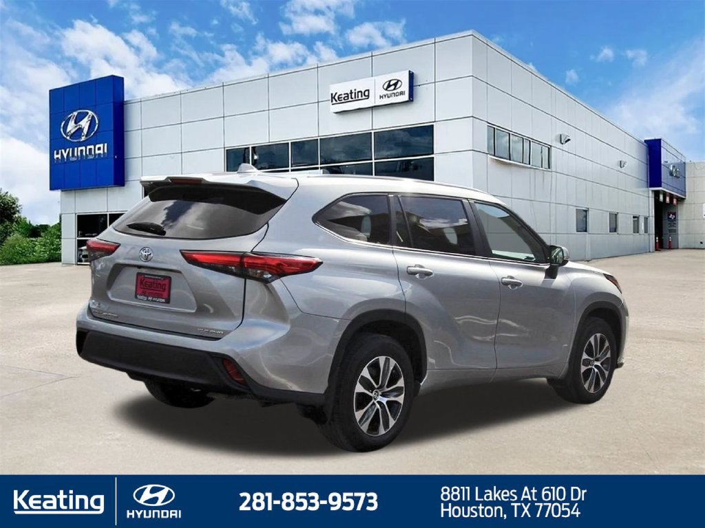 Used 2023 Toyota Highlander XLE AWD/4WD image 5