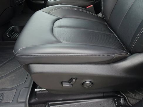 Used 2024 Chrysler Pacifica Limited w/ Uconnect Theater Family Group FWD image 9