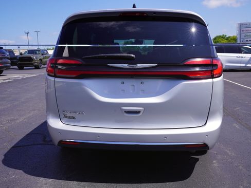 Used 2024 Chrysler Pacifica Touring-L FWD image 8