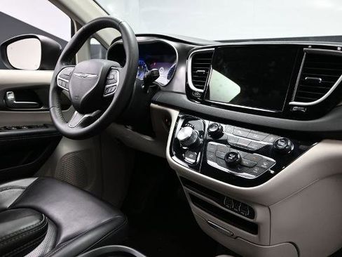 Used 2023 Chrysler Pacifica Touring-L FWD image 15