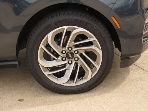 Used 2025 Lincoln Navigator Reserve AWD/4WD image 7