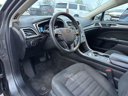 Used 2020 Ford Fusion SE FWD image 19