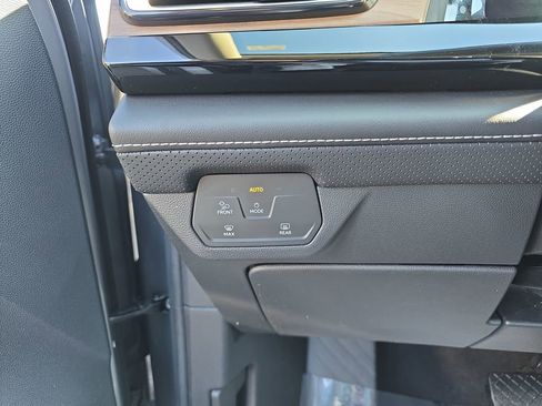 Used 2024 Volkswagen Atlas SE image 30