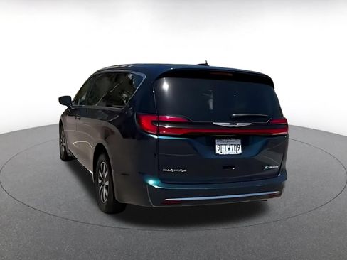 Used 2023 Chrysler Pacifica Touring-L FWD image 9
