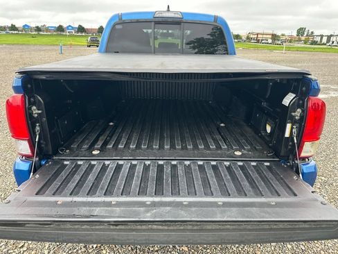 Used 2016 Toyota Tacoma TRD Sport w/ Towing Package AWD/4WD image 10