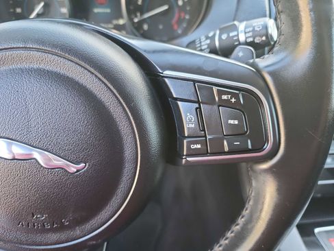 Used 2018 Jaguar F-PACE Premium image 22