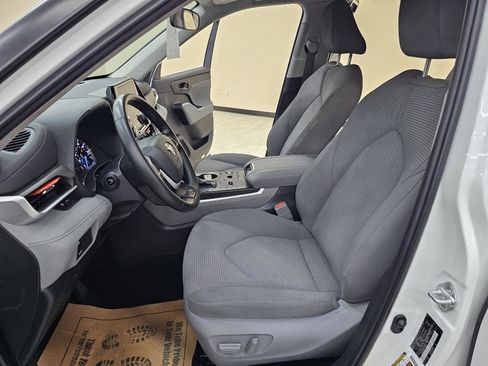 Used 2023 Toyota Highlander LE image 17