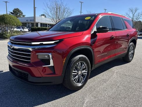 Used 2025 Chevrolet Traverse LT w/ Driver Confidence Package image 7