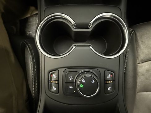 Used 2024 GMC Terrain SLT image 43