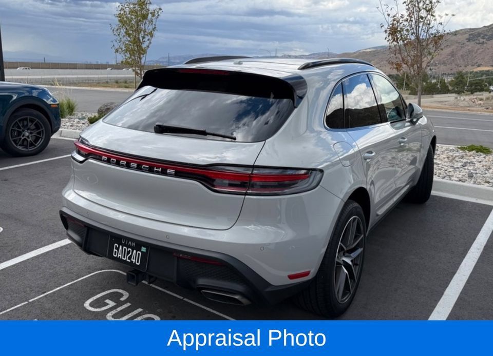 Certified 2024 Porsche Macan AWD/4WD image 3