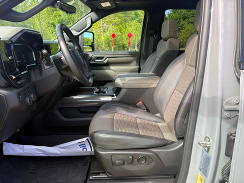Used 2024 Chevrolet Silverado 2500 ZR2 w/ Technology Package AWD/4WD image 16