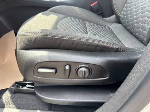Used 2020 Chevrolet Equinox LT w/ Driver Convenience Package FWD image 11