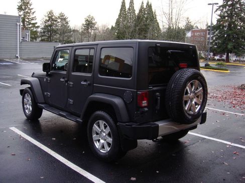 Used 2011 Jeep Wrangler Unlimited 70th Anniversary w/ Connectivity Group image 8