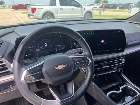 Used 2025 Chevrolet Traverse LT FWD image 9