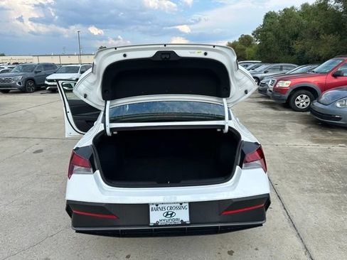 Used 2026 Hyundai Elantra SE FWD image 12