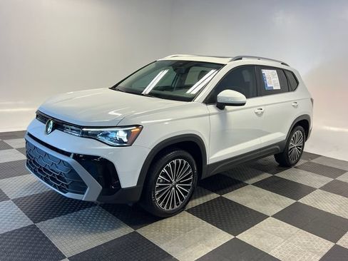 Used 2025 Volkswagen Taos SE FWD image 3