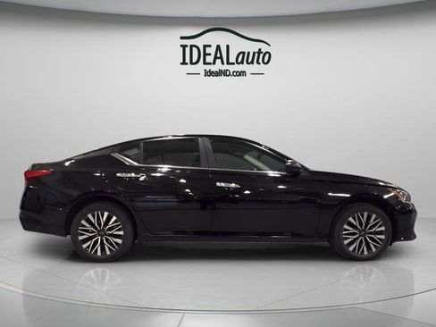 Used 2024 Nissan Altima 2.5 SV image 18